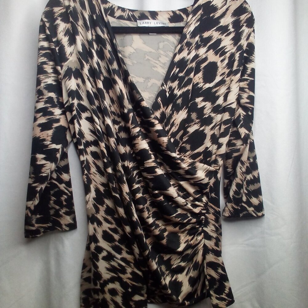 Larry Levine Blouse M V-Neck 3/4 Sleeve Animal Print Black Brown